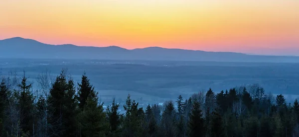 Frühling Abend Sonnenuntergang Vor Gebirgslandschaft Mit Wäldern Feldern Dörfern — Stockfoto