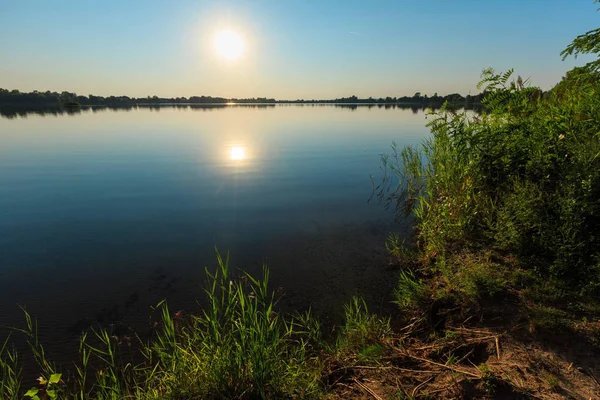 美しい夏の夜日没湖水に太陽の光の反射でビーチを落ち着かせます 静かな田舎の生活 環境にやさしい観光 キャンプ 釣りの概念 — ストック写真