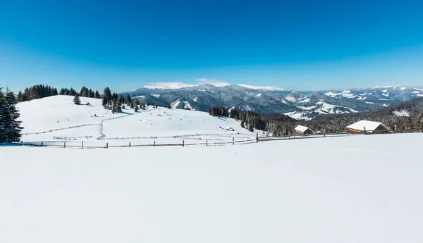 Malerischen Schneebedeckten Winterberghang Und Einsamen Bauernhaus Auf Plateau Bauernhof Karpaten — Stockfoto