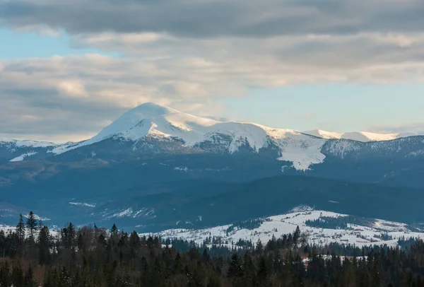 Akşam Alacakaranlık Kış Bulutlu Gün Kar Kaplı Alp Dağ Sırtı — Stok fotoğraf
