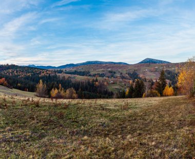 Akşam alacakaranlık Karpat Dağları ve köy köyler yamaçlarında (Yablunytsia Köyü ve geçmek, Ivano-Frankivsk oblast, Ukrayna).