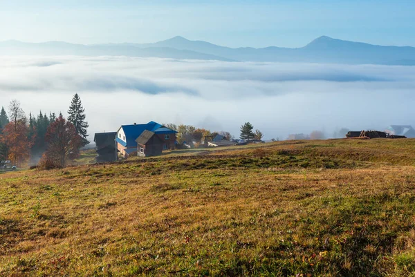 カルパティア山脈 Yablunytsia イヴァーノ フランキーウシク州 ウクライナ の斜面に朝の霧 秋の田園風景 — ストック写真