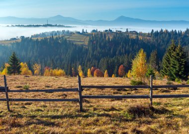 Sabah sis sonbahar eteklerinde Karpat Dağları (Yablunytsia Köyü, Ivano-Frankivsk oblast, Ukraine).