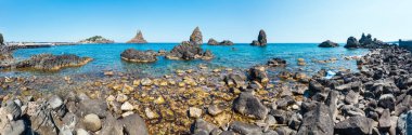 Dev sahil ve Cyclops Aci Trezza kenti (İtalya, Sicilya, 10 km kuzeyinde Catania) Adaları. Isoles Dei Ciclopi Faraglioni bilinen.