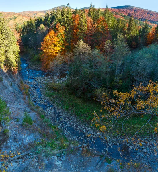 Die Herbstliche Karpatenlandschaft Und Der Fluss Bystryzja Von Solotvyn Guta — Stockfoto