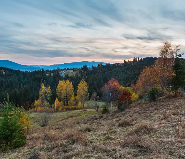 Akşam alacakaranlık Karpat Dağları ve köy köyler yamaçlarında (Yablunytsia Köyü ve geçmek, Ivano-Frankivsk oblast, Ukrayna).