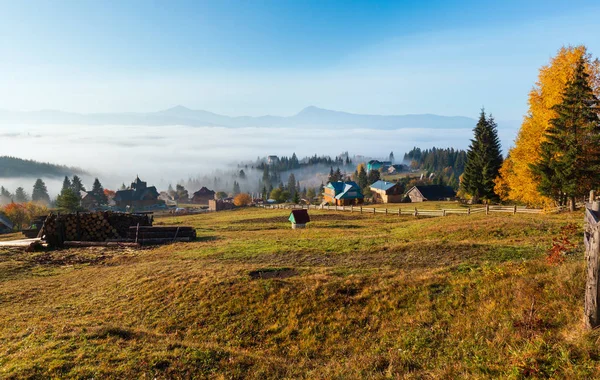 在喀尔巴阡山山坡上的晨雾 Yablunytsia Frankivsk 乌克兰 秋季田园风光 — 图库照片