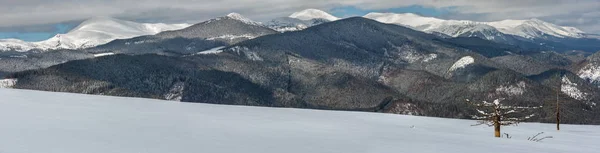 Pintoresca Vista Montaña Invierno Desde Ladera Montaña Skupova Con Algunos — Foto de Stock