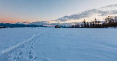 Akşam alacakaranlık kış dağ ridge sahne panorama görünüm, Karpat Chornogora ve Gorgany Dağları. Tatil yapmak araba kavramı ile seyahat. Araba modeli tanınmaz.