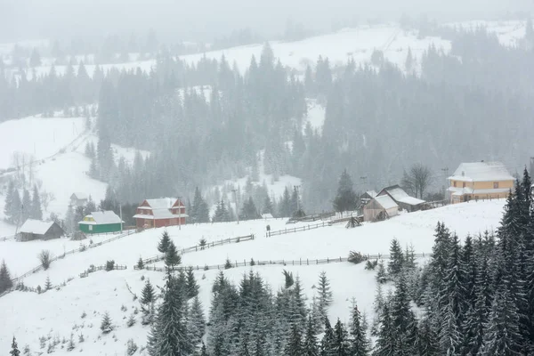 清晨冬天山村风景 Jablunytsia 乌克兰 多云风坏天气与一些暴雪 — 图库照片