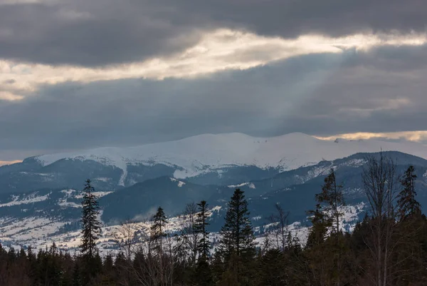 Večerní Zimní Zasněžené Alp Horský Hřeben Slunce Paprsky Zatažené Oblohy — Stock fotografie
