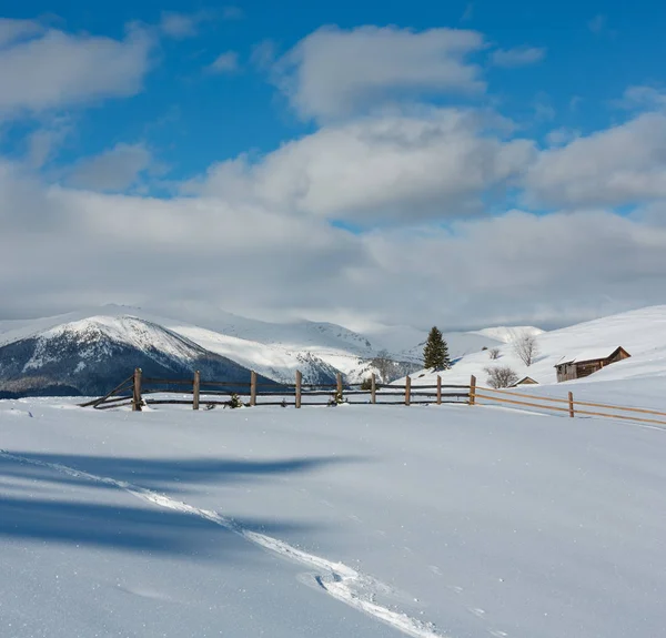 Wintermorgen Landschaft Malerischen Berg Ländlichen Schneebedeckten Pfad Und Fußabdruck Auf — Stockfoto