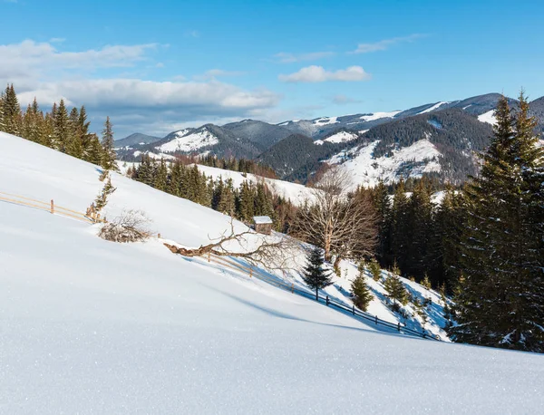 Winter Ochtend Pittoreske Bergen Heuveltop Met Hoeve Sneeuw Bedekt Sommige — Stockfoto