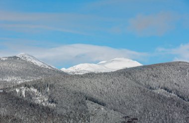 Güzel kış sabah dağlar Skupova dağ dağ yamacı görüntüleyin. Verkhovyna bölgesi, Ukrayna, Chornohora sırtı ve Pip Ivan dağın tepesinde, Karpat görünümüne.