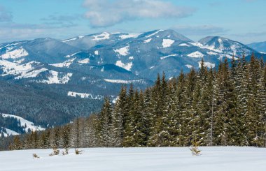 Güzel kış güneşli gün Karpat mountain view Skupova dağ yamacı, Ukrayna üzerinden. Kostrych dağ sırtı ve Kostrycha üst görüntüleme.