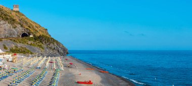 Güzel Tiren Denizi kıyı şeridi ve plaj manzara. Cilento ve Vallo di Diano Milli Parkı, Salerno, İtalya