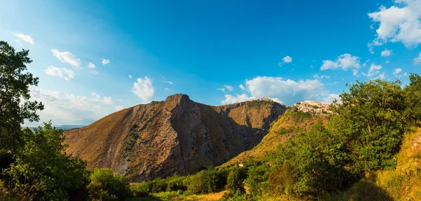 Calábria Vista Verão Com Bela Aldeia Velha Topo Montanha Acima — Fotografia de Stock