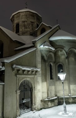 Lviv City, Ukrayna eski Ermeni Kilisesi. Güzel bir akşam alacakaranlık kış cityscape.