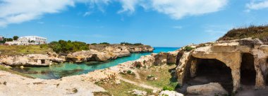 Güzel Adriyatik Denizi kıyısında antik küçük mağaralar. Roca Vecchia,: Salento, Puglia, İtalya, arkeolojik alanına