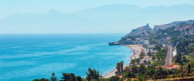 Masmavi Tiren Denizi Körfezi ve Rock Capo Zafferano kıyı şeridi Otoban yolu E90, Palermo bölge, Sicilya, İtalya görüntüleyin. Tanınmayan insanlar.