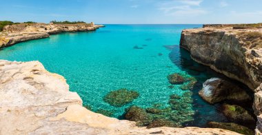 Güzel Adriyatik Denizi kıyısında Roca Vecchia arkeolojik alan: Salento, Puglia, İtalya