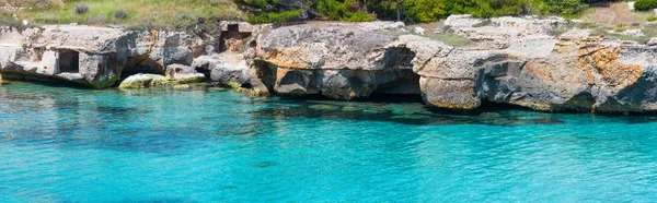 古老的小洞穴 风景如画的亚得里亚海沿岸考古地区的拉维基亚 Salento 普利亚 意大利 — 图库照片
