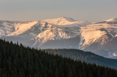 Renkli günbatımı manzara bahar Karpat Dağları, Ukrayna, Europe.
