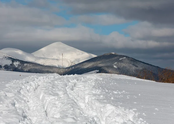 冬の山の丘の上にトレースと足跡をそりし 雪の覆われた美しいアルプ Chornohora リッジ Dzembronya 村はずれからウクライナ カルパティア山脈 静かな静かなビュー — ストック写真