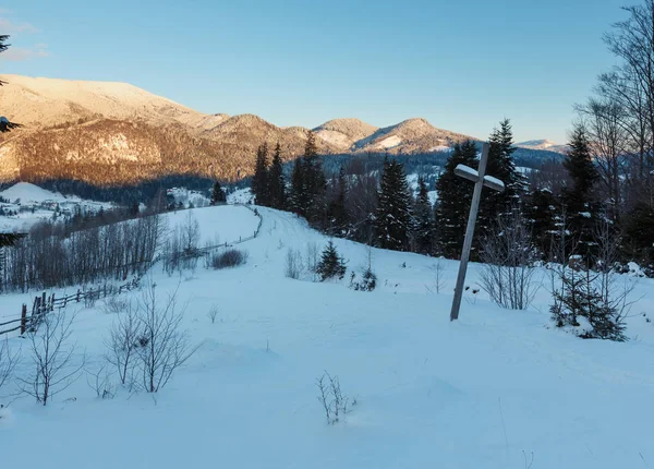 Sonnenaufgang Morgen Winter Bergdorf Stadtrand Blick Vom Ländlichen Schneebedeckten Pfad — Stockfoto