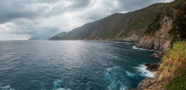 Corniglia görünümü Manarola köyden güzel yaz. Bu ünlü köyleri, Ligurya Denizi ve dik kayalıklarla karada arasında askıya Liguria, İtalya, Cinque Terre Milli Parkı.