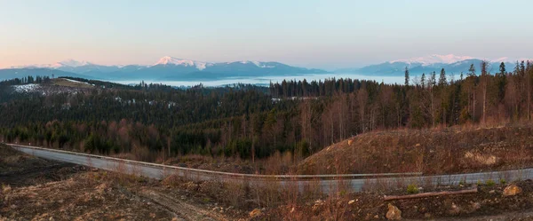 Časné Ráno Jaro Karpatské Hory Plošina Krajina Zasněženými Vrcholy Hřebenů — Stock fotografie