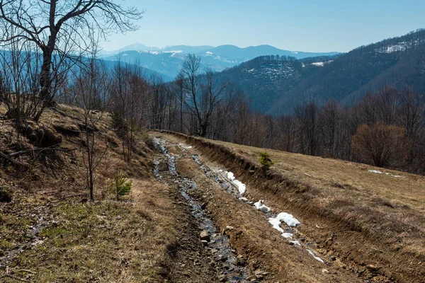 春先まで 農村道路 ウクライナで雪に覆われた尾根カルパティア山脈高原風景 — ストック写真
