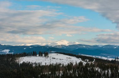 Akşam alacakaranlık kış bulutlu gün kar kaplı alp dağ sırtı (Ukrayna, Karpat Dağları, Chornohora aralığı - Hoverla ve diğer bağlar, Yablunytsia pass görünümünden sahne).