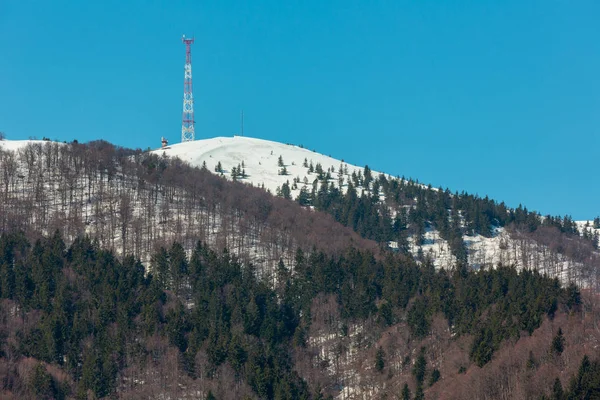 Tidigt Våren Karpaterna Platå Landskap Med Kommunikation Torn Snötäckta Åsen — Stockfoto