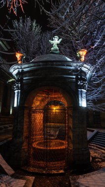 Güzel bir gece kış Lviv (Ukrayna) şehir cityscape aydınlatılmış. De Saint John, in17th yüzyılda inşa Dukla Bernardine Kilisesi ve Manastırı (kilise St Andrew), avlusunda.
