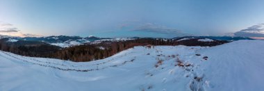 Akşam alacakaranlık kış kar kaplı alp Gorgany, Chornohora ve Svydovets dağ sırtlar (Ukrayna, Karpat Dağları, sahne panorama görünümünden Yablunytsia pass).