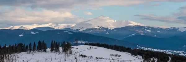 Akşam Alacakaranlık Kış Bulutlu Gün Kar Kaplı Alp Dağ Sırtı — Stok fotoğraf