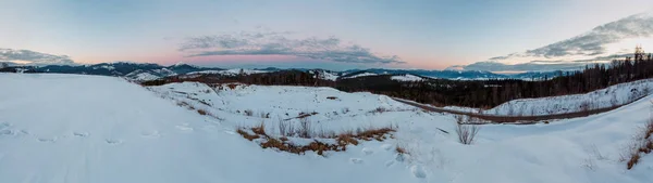 夜のミステリーの冬の雪の高峰 Gorgany Chornohora Svydovets 山の尾根 ウクライナ カルパティア山脈 Yablunytsia 峠からの風景パノラマ ビュー — ストック写真