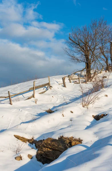 冬晨风光风景如画的山地乡村积雪覆盖的道路和足迹 乌克兰 Dzembronya 宁静祥和的村庄郊区丘陵 — 图库照片