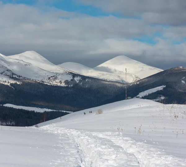 Traccia Slittino Impronte Sulla Cima Della Collina Montagna Invernale Innevato — Foto Stock