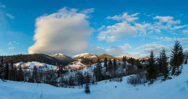 日の出の朝冬の風景美しいアルプの山の尾根 ウクライナ カルパティア山脈 Chornohora パスが Dzembronya 村農村雪から長閑な静けさに覆われています — ストック写真
