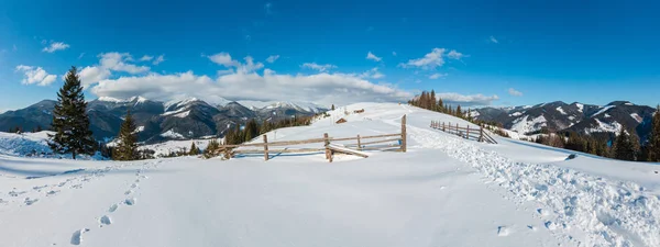 Αγροτική Χιόνι Γραφικό Ορεινό Τοπίο Πρωί Χειμώνα Καλύπτονται Διαδρομή Και — Φωτογραφία Αρχείου