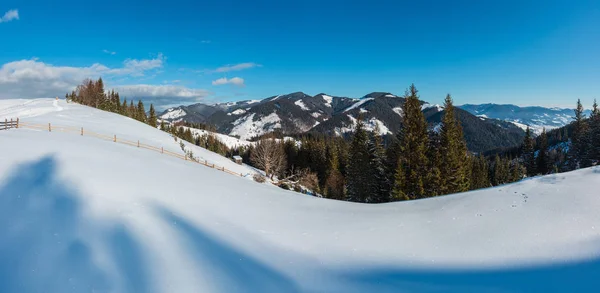 Winter Ochtend Pittoreske Bergen Heuveltop Met Hoeve Sneeuw Bedekt Sommige — Stockfoto