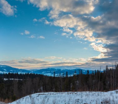 Akşam alacakaranlık kış bulutlu gün kar kaplı alp dağ sırtı (Ukrayna, Karpat Dağları, Chornohora aralığı - Hoverla, Petros ve diğer bağlar, Yablunytsia pass görünümünden sahne).