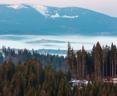 Erken bahar Ukrayna Karpat Dağları yatay, karla kaplı ridge üstleri, Plato.