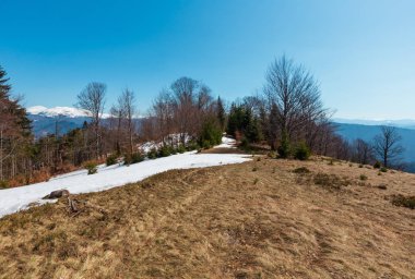 Erken bahar Ukrayna Karpat Dağları yatay, karla kaplı ridge üstleri, Plato.