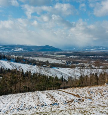 Kış dağ manzarası ile alanı tepenin yamacında, huş ağacı grove ve köyde uzak (Bogorodchany bölgesi, Ivano-Frankivsk region, Ukrayna)