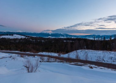 Akşam alacakaranlık kış kar kaplı alp Chornohora ve Svydovets dağ sırtlar (Ukrayna, Karpat Dağları, sahne panorama görünümünden Yablunytsia pass).