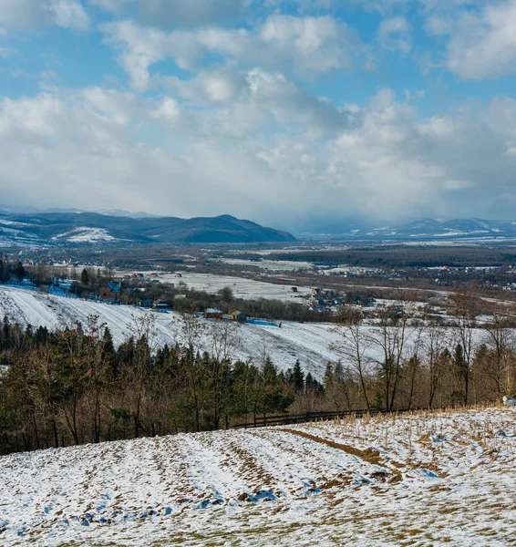 冬天山风景与领域在山倾斜 桦树树丛和村庄在远 Bogorodchany Ivano Frankivsk 乌克兰 — 图库照片