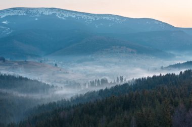 Sabahın erken saatlerinde Ukrayna 'nın karla kaplı tepeleriyle Karpat dağları yaylası.